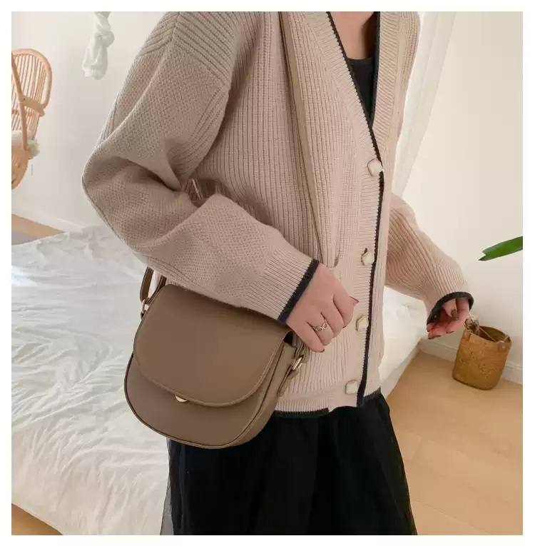 손해보기싫어서 12화 한지현 크로스백 가방 남자연 라운드 하객룩 의상 옷 패션 - 상세 이미지 4