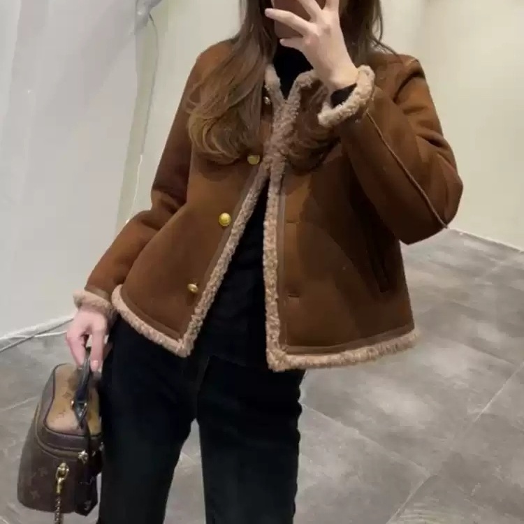 손해보기싫어서 12화 신민아 자켓 무스탕 손해영 가을 레더 의상 옷 패션 - 메인 이미지