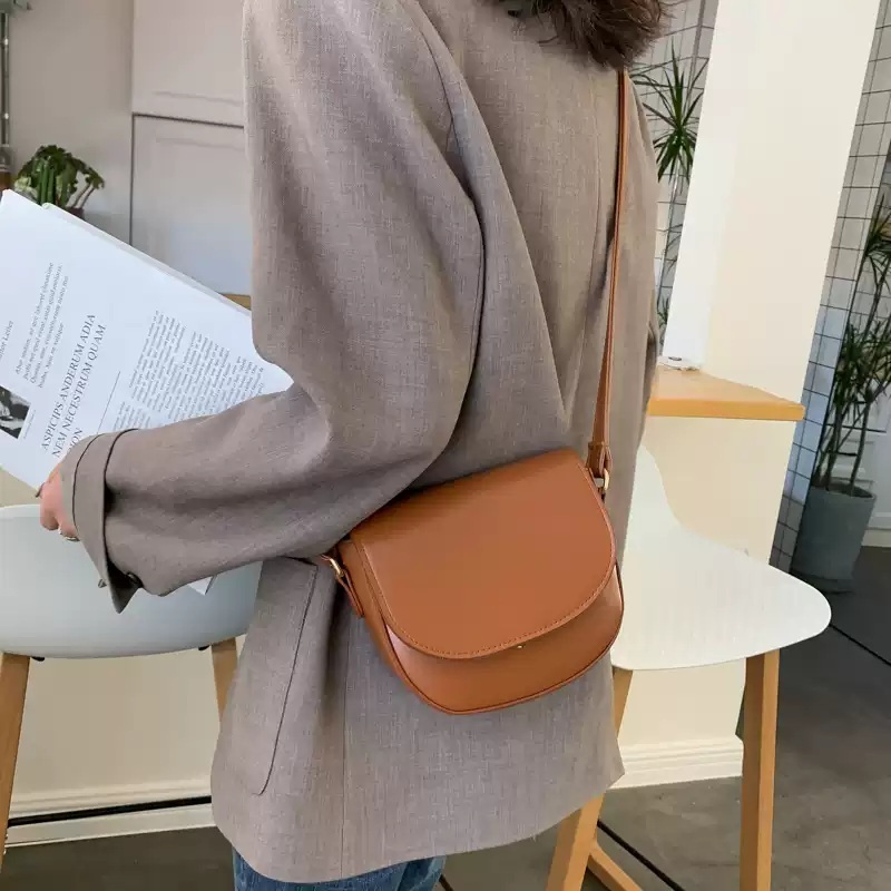 손해보기싫어서 12화 한지현 크로스백 가방 남자연 라운드 하객룩 의상 옷 패션 - 상세 이미지 5