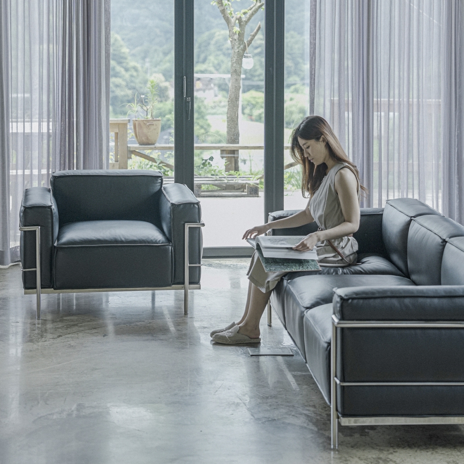 수아브 FLORA 천연 면피 가죽 소파 LC3 통가죽 소파 3인