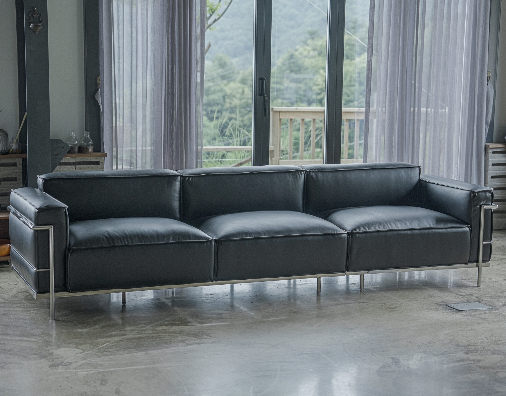 수아브 FLORA 천연 면피 가죽 소파 LC3 통가죽 소파 3인