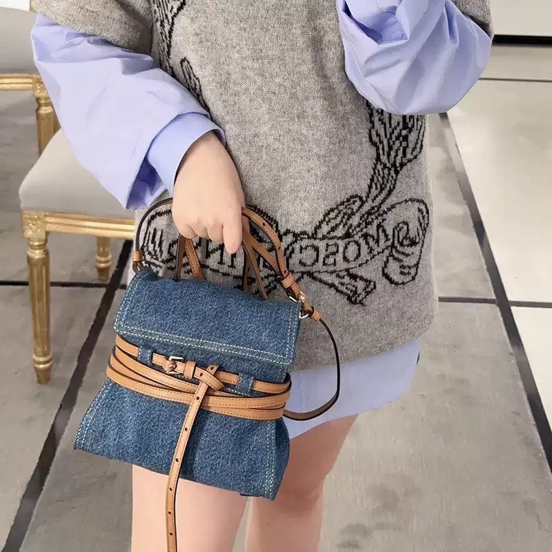 엄마친구아들 15화 정소민 핸드백 가방 배석류 데님 토트백 의상 옷 패션 - 상세 이미지 2