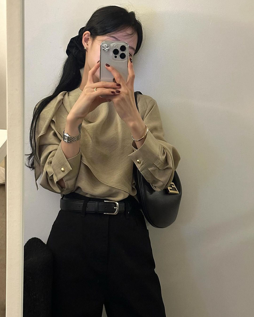 포포 여성 긴팔 랩 셔링 새틴 스카프 루즈핏 오버핏 블라우스 - 메인 이미지
