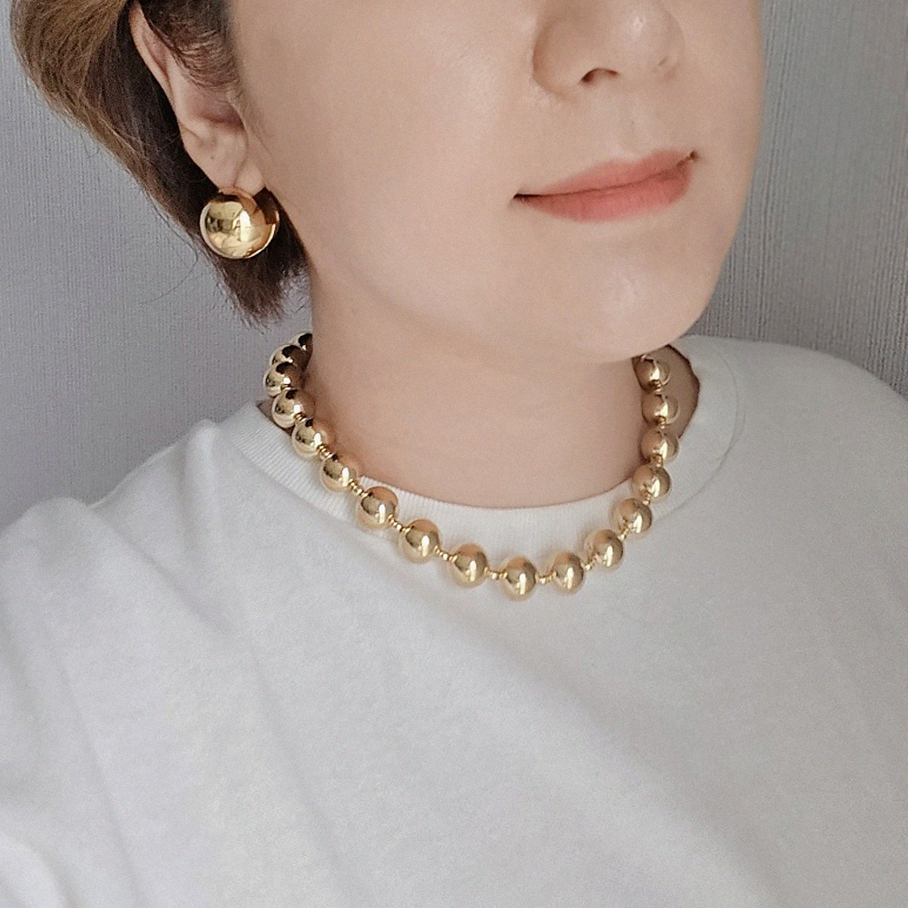 볼드 메탈 볼 구슬 토글 숏 목걸이 티셔츠 코디 이미지 6