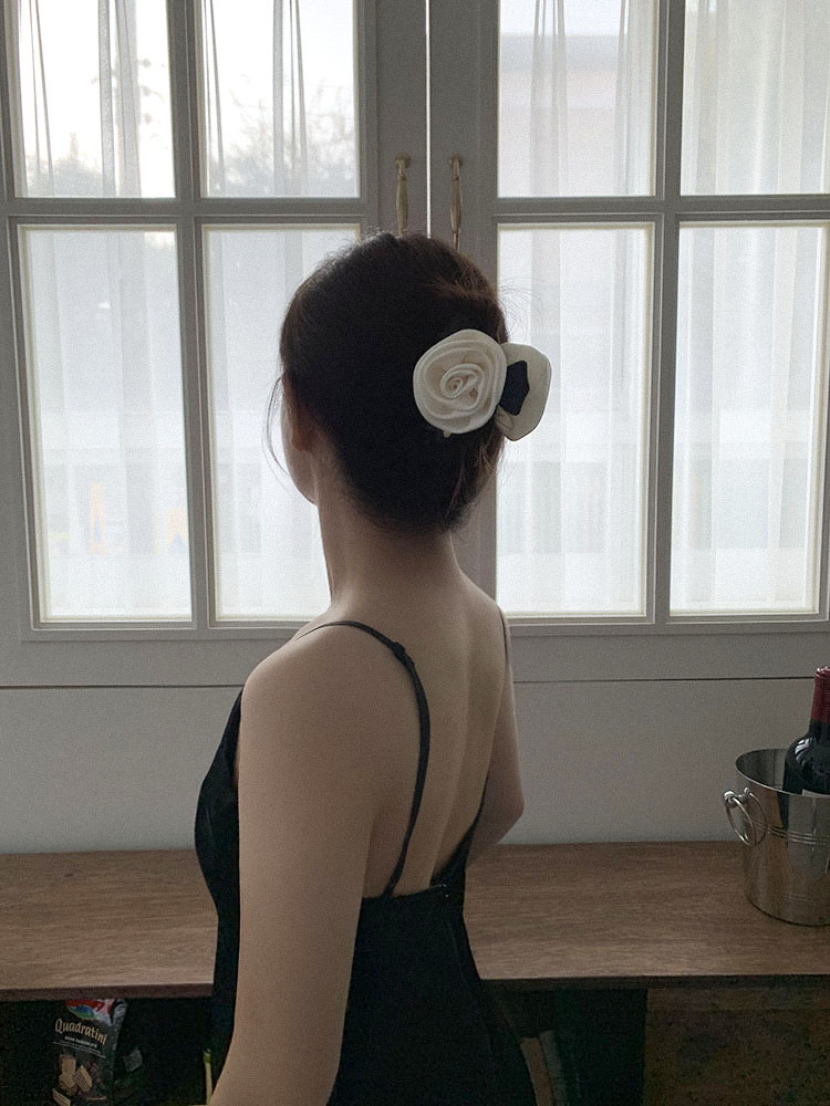 [자체제작] 로맨틱 로즈 헤어클로 - 여성 무광 새틴 장미꽃머리핀 헤어꽃집게핀 백장미 장미삔 - 상세 이미지 5