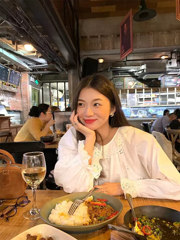 라운드넥 순면 펀칭블라우스 꽃자수 프릴포인트 고급 중년여성 루즈핏 화이트 - 상세 이미지 4