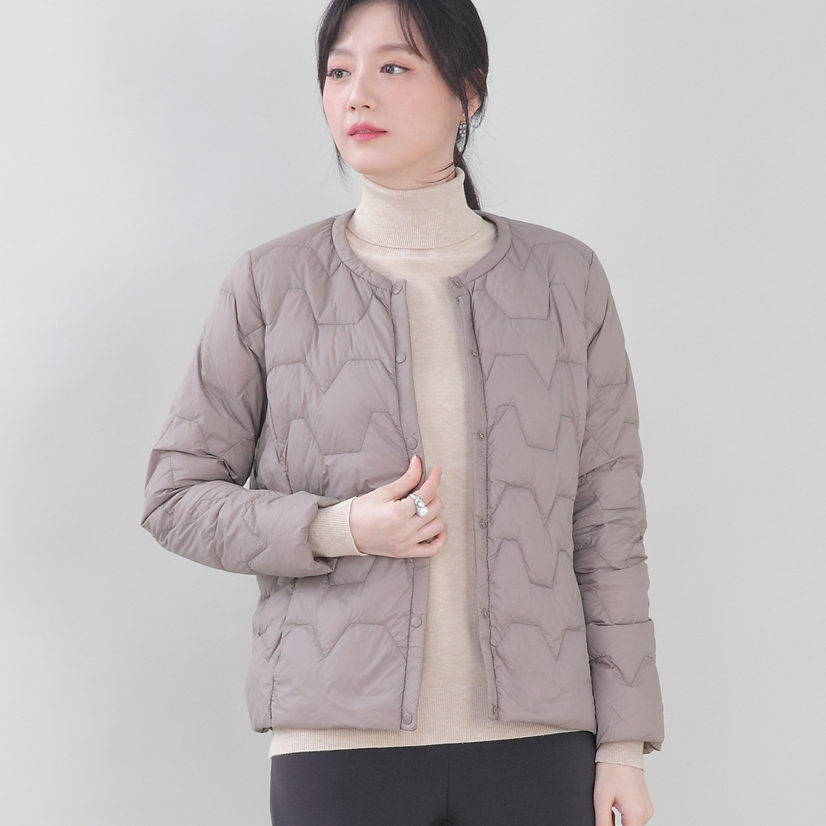 엄마옷 심쿵 지그재그 오리털 경량 라운드 스냅단추 가을 겨울 숏 패딩 점퍼 J09130 - 상품 이미지