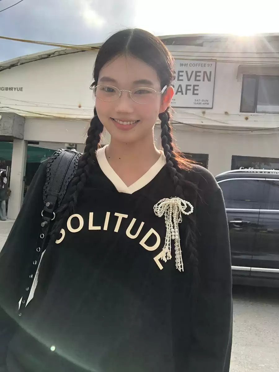 런닝맨 724화 지예은 티셔츠 긴소매 V넥 루즈핏 의상 옷 패션 - 상세 이미지 2