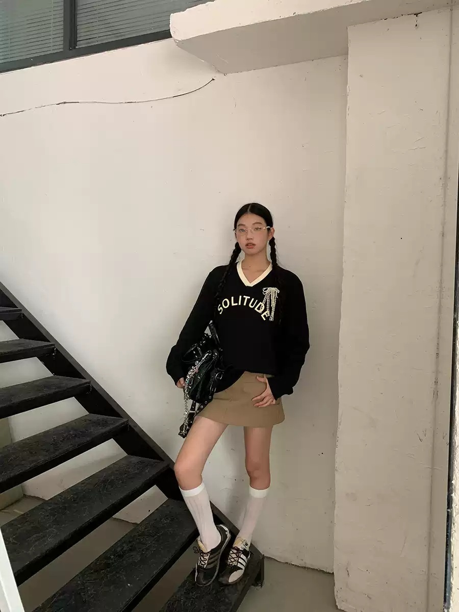 런닝맨 724화 지예은 티셔츠 긴소매 V넥 루즈핏 의상 옷 패션 - 상세 이미지 4