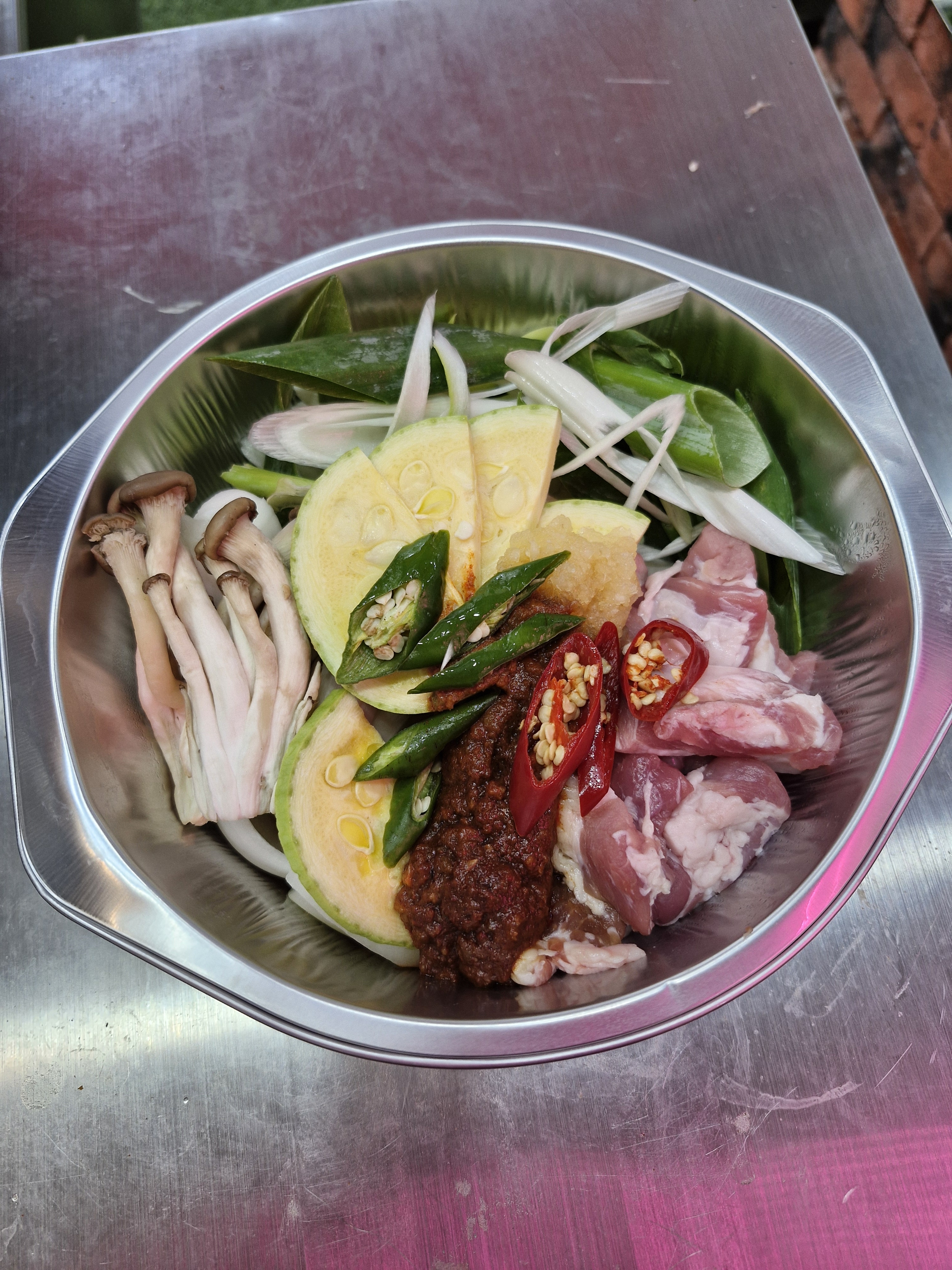 한우대학표 돼지찌개 2,3인분용 한돈 암퇘지 1+등급 앞다리살 사용 신선한 야채 당일제작 - 상세 이미지 3
