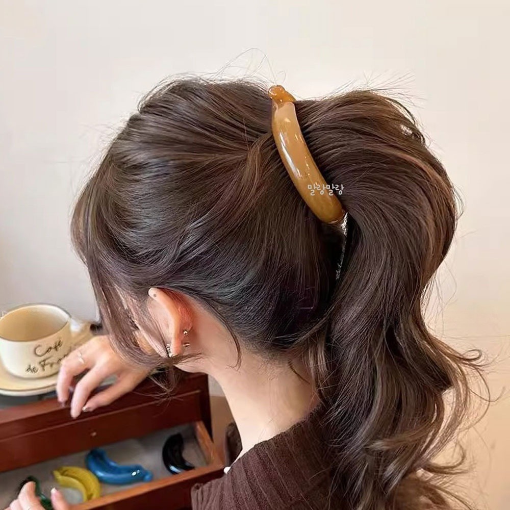 유광 포니테일집게핀, 무광 바나나핀, 긴머리 헤어스타일링, 말랑말랑잡화점 헤어핀, 로우번 연출