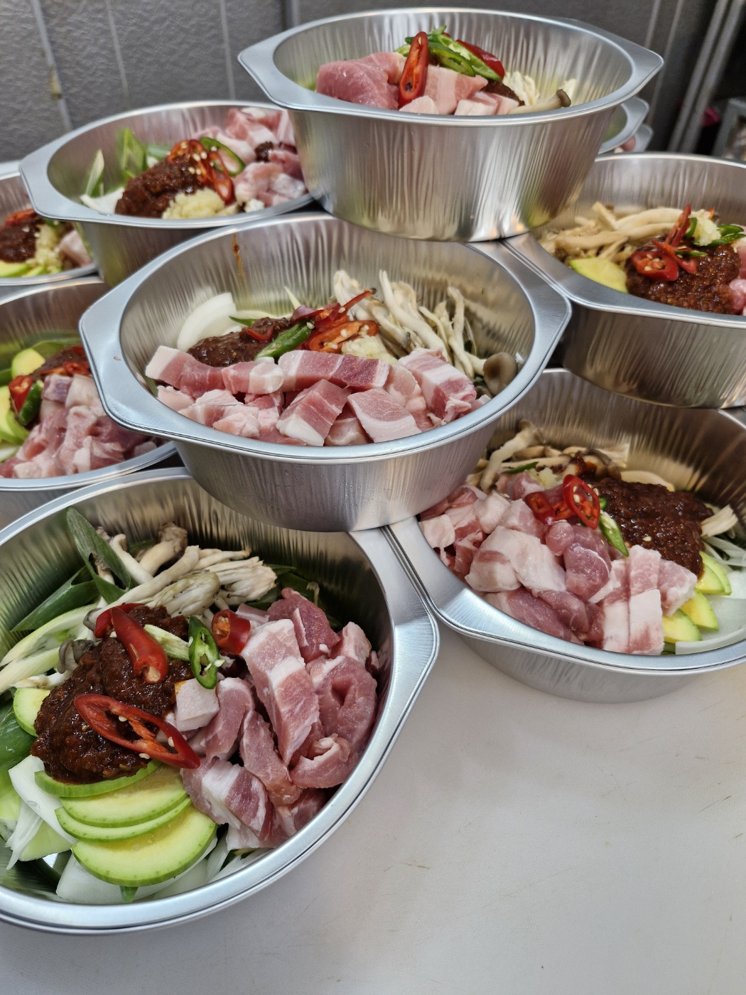 한우대학표 돼지찌개 2,3인분용 한돈 암퇘지 1+등급 앞다리살 사용 신선한 야채 당일제작 - 상세 이미지 2
