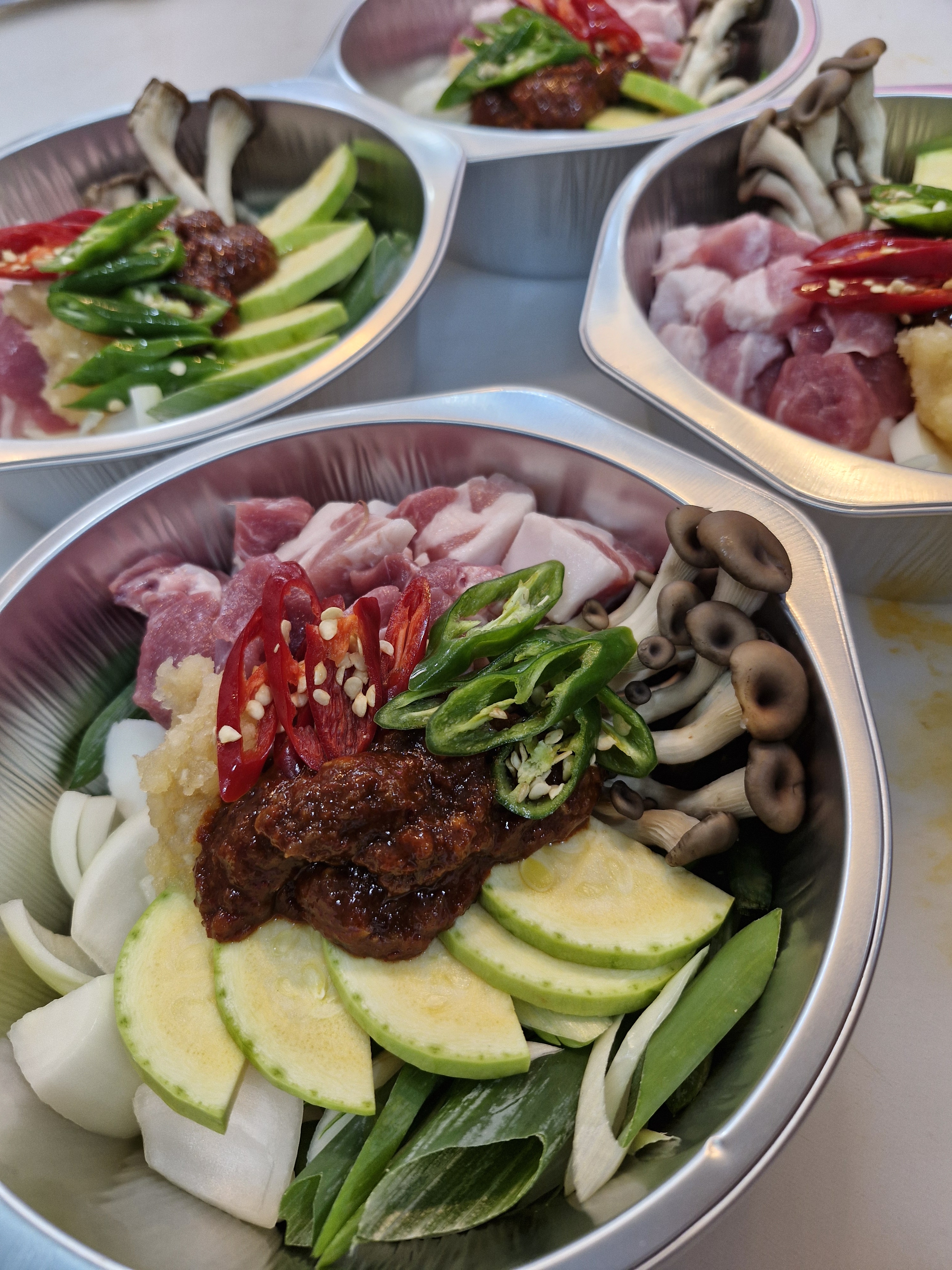 한우대학표 돼지찌개 2,3인분용 한돈 암퇘지 1+등급 앞다리살 사용 신선한 야채 당일제작