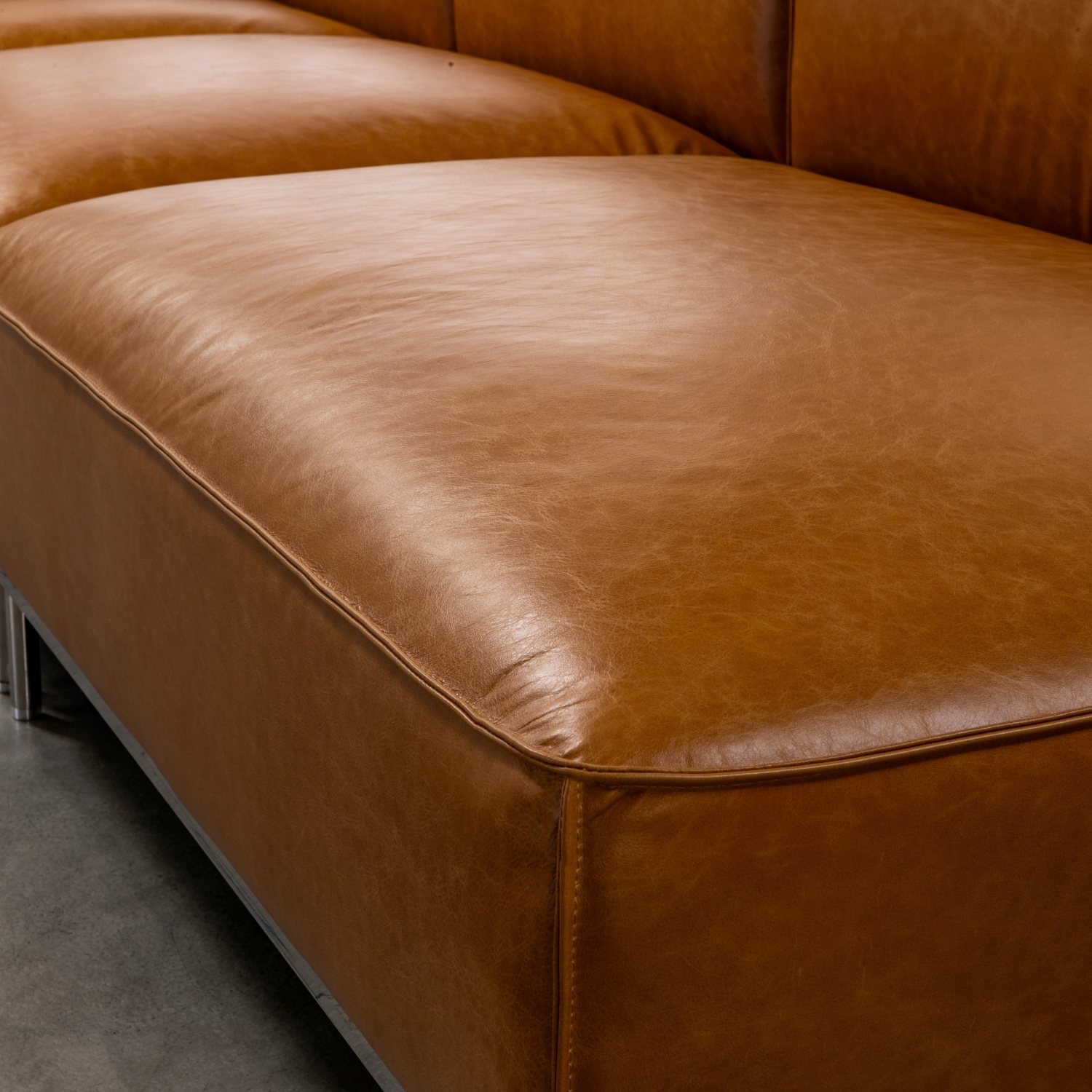 수아브 쎄이드 모던 가죽 소파 3인 카우치 천연 면피 소파 구스 통가죽