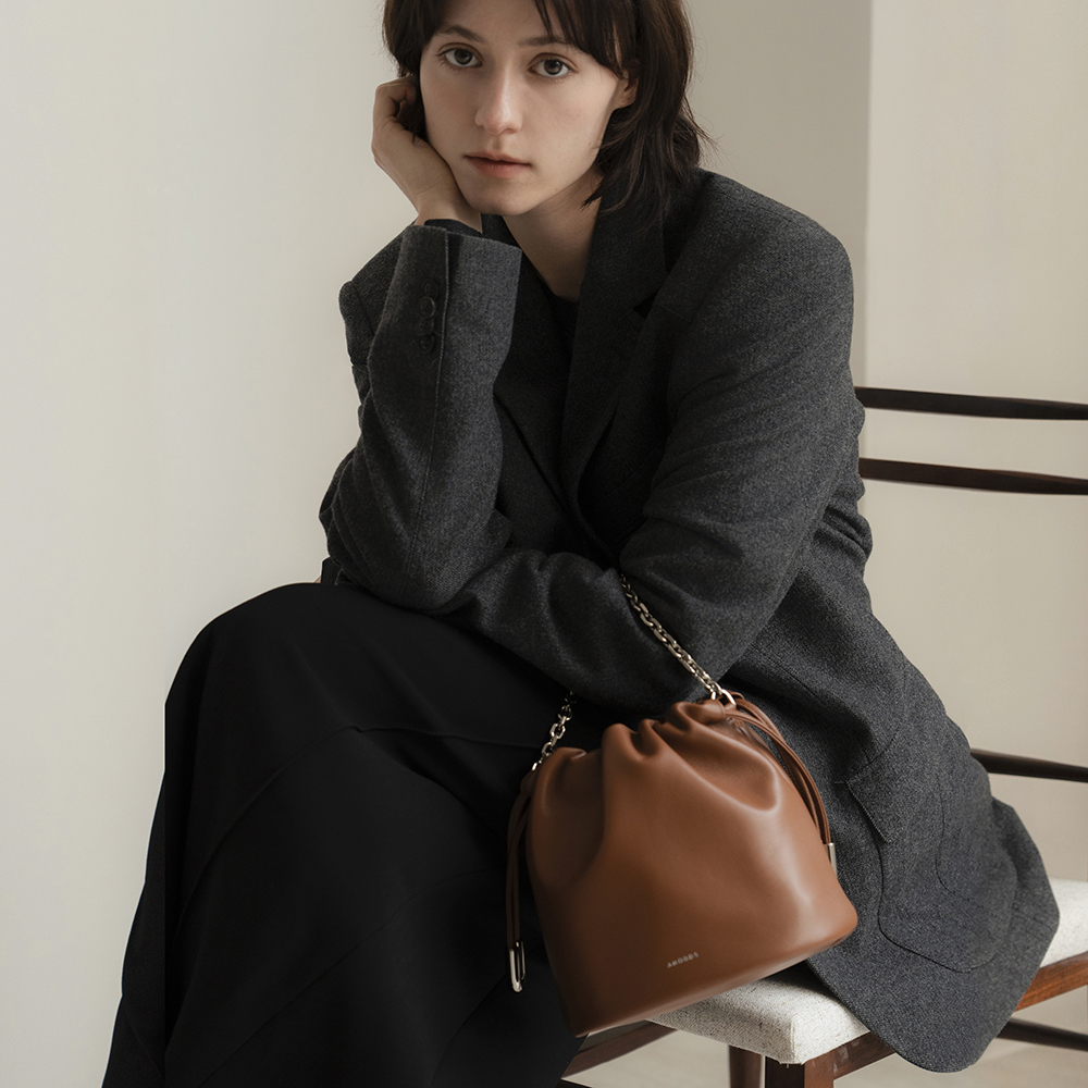 [앤오즈] 루진 체인 핸들 양가죽 버킷백 3컬러 - 상세 이미지 5