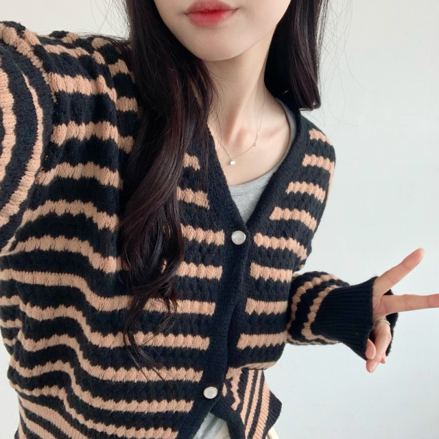 브이넥 기본핏 스트라이프 단가라 세미크롭 자동보정 니트 가디건 - 메인 이미지