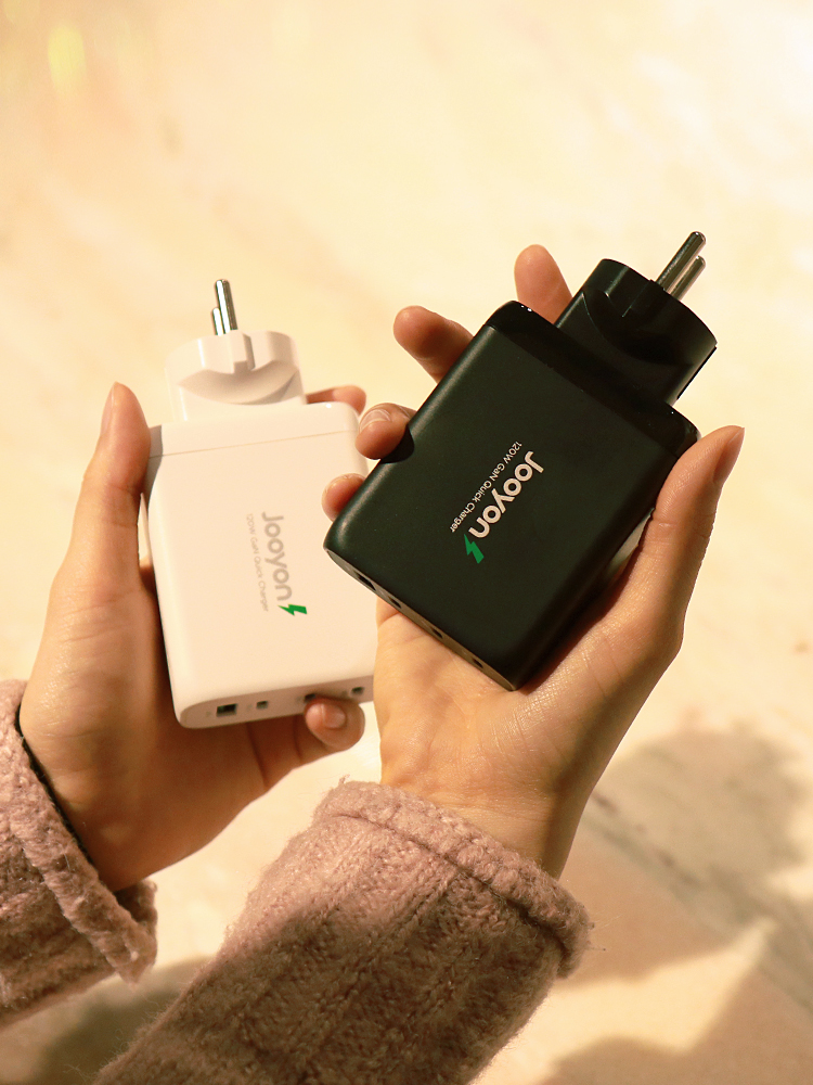 주연테크 캐리밥 120W 4포트 올인원 초소형 PD 고속충전기 USB-C 블랙