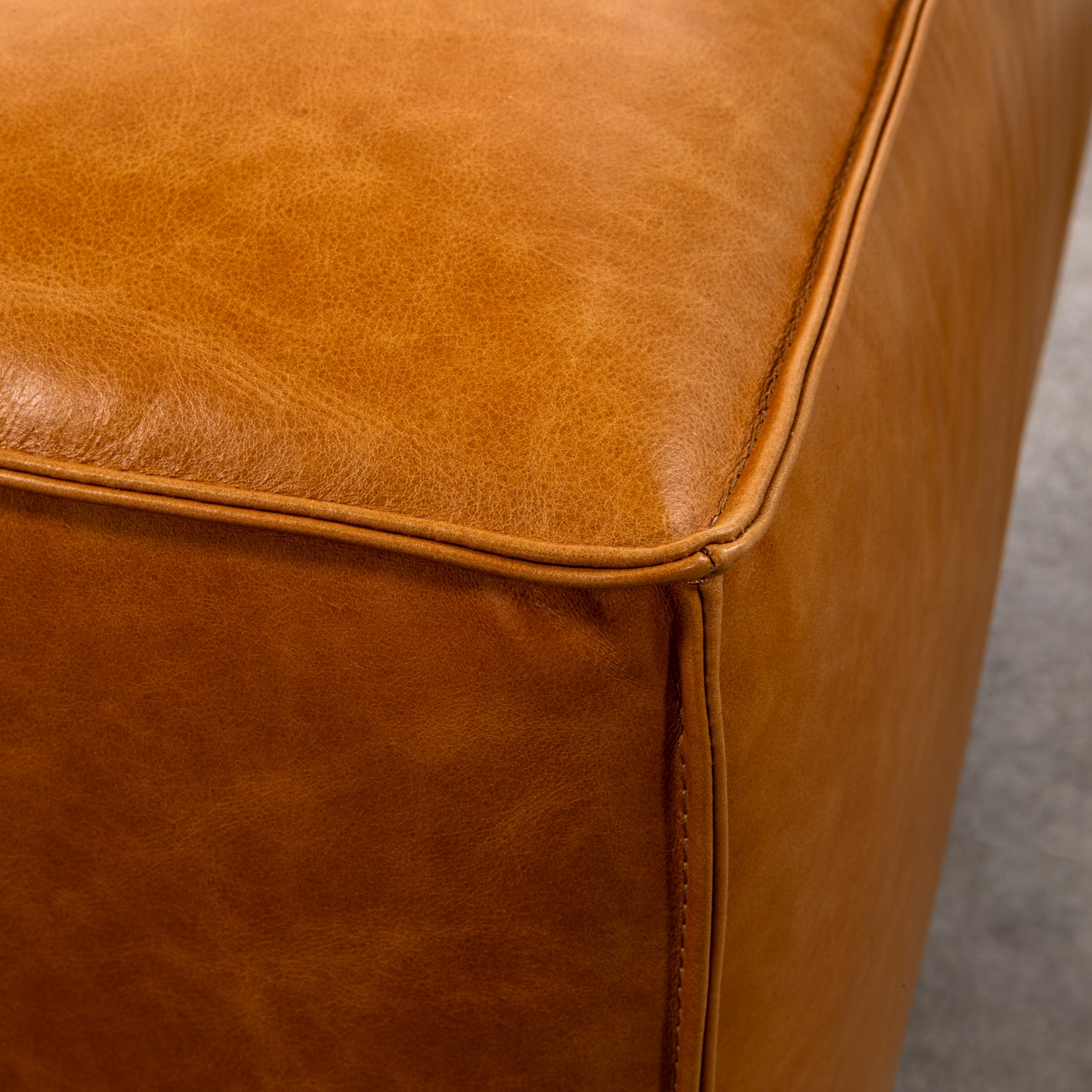 수아브 쎄이드 모던 가죽 소파 3인 카우치 천연 면피 소파 구스 통가죽