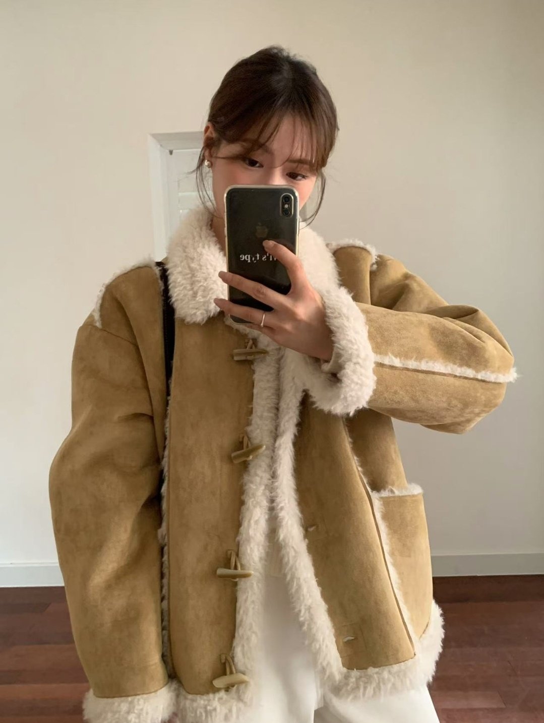오버무드 여성 양털 카라 덤블 떡볶이 단추 루즈핏 뽀글이 퍼 무스탕 자켓 2color - 상품 이미지