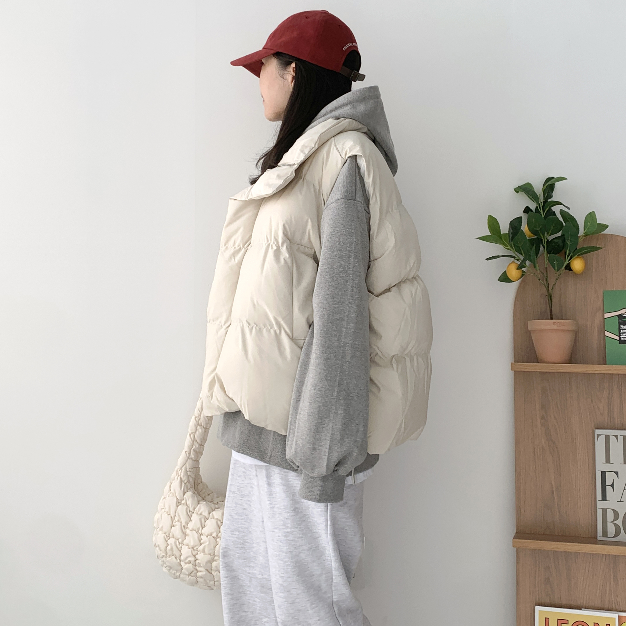 오버핏패딩조끼 스트링 웰론패딩조끼 하이넥 - 메인 이미지