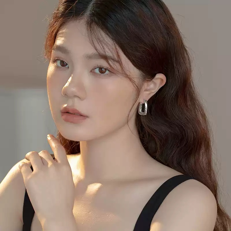 짠한형 15화 하윤경 귀걸이 데일리 가벼운 의상 옷 패션 - 상세 이미지 4