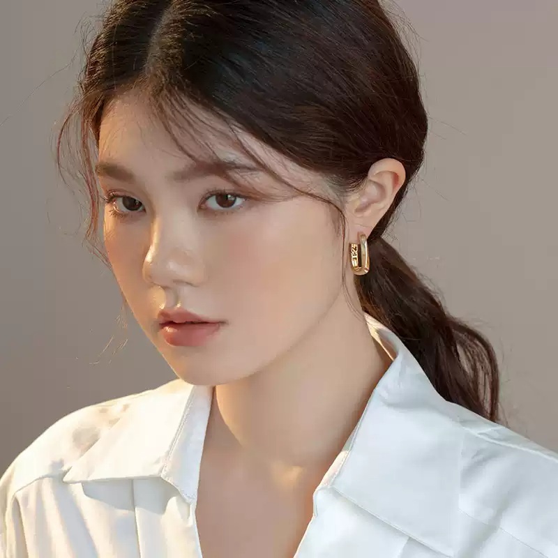 짠한형 15화 하윤경 귀걸이 데일리 가벼운 의상 옷 패션 - 상세 이미지 2