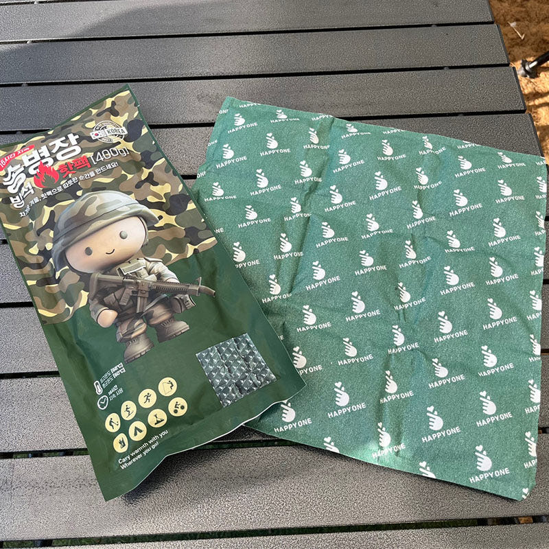 방석핫팩을 의자에 깔아 사용하는 이미지