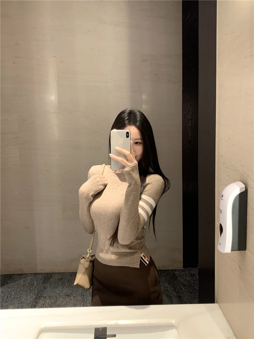 여성 삼선 라운드넥 긴팔 스웨터 슬림핏 - 상세 이미지 4