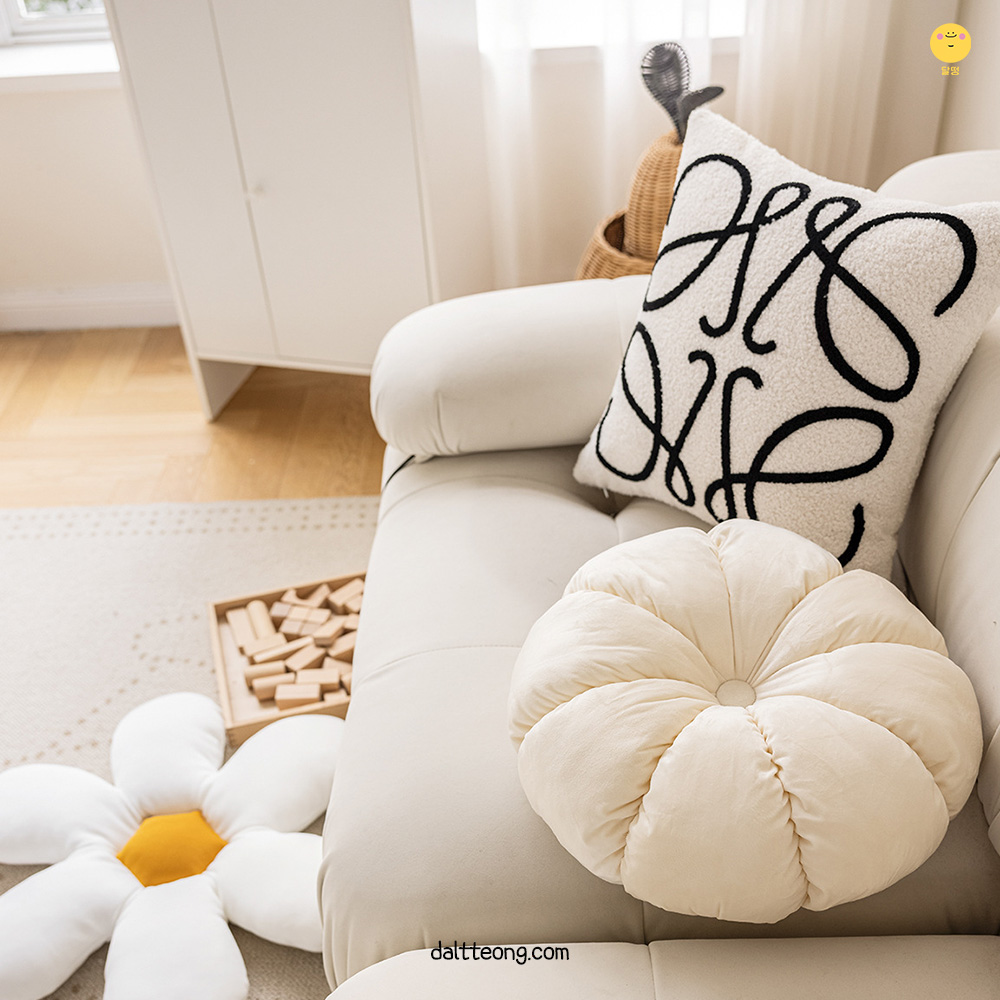 달떵 북유럽 벨벳 호박 거실 쇼파 쿠션 크림 모찌 꽃방석 포인트 둥근 원형 귀여운 침대