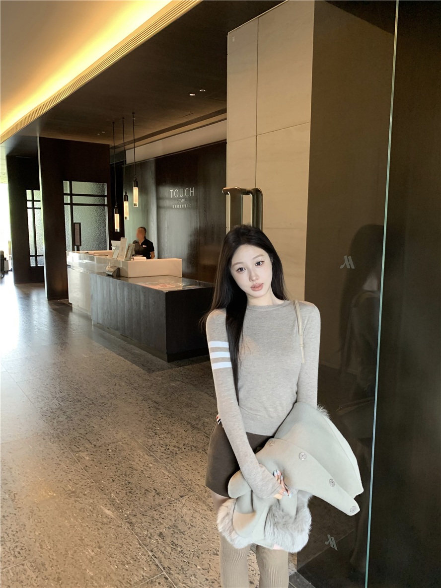 여성 삼선 라운드넥 긴팔 스웨터 슬림핏 - 상세 이미지 2