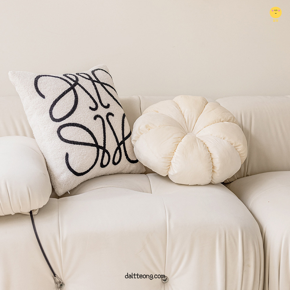 달떵 북유럽 벨벳 호박 거실 쇼파 쿠션 크림 모찌 꽃방석 포인트 둥근 원형 귀여운 침대