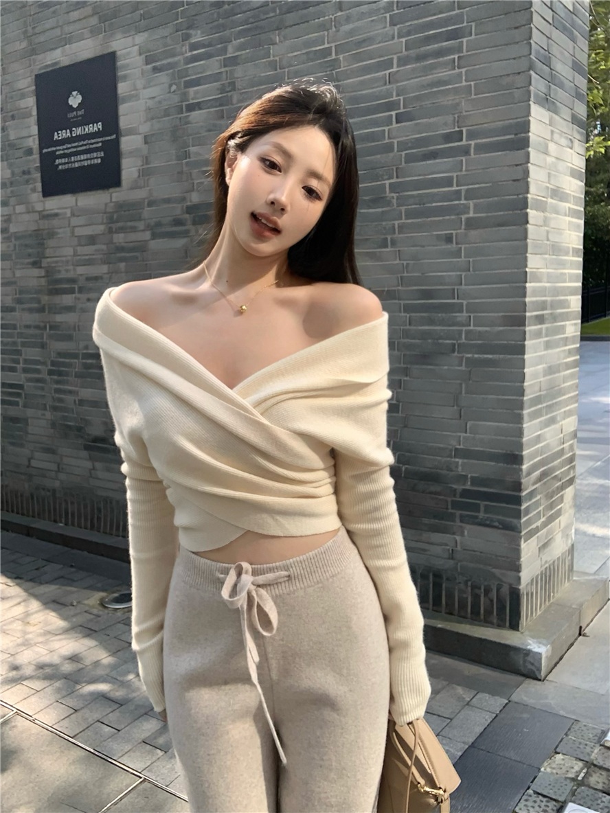 브이넥 오프숄더 스웨터 숏 랩스타일 니트 - 상세 이미지 2