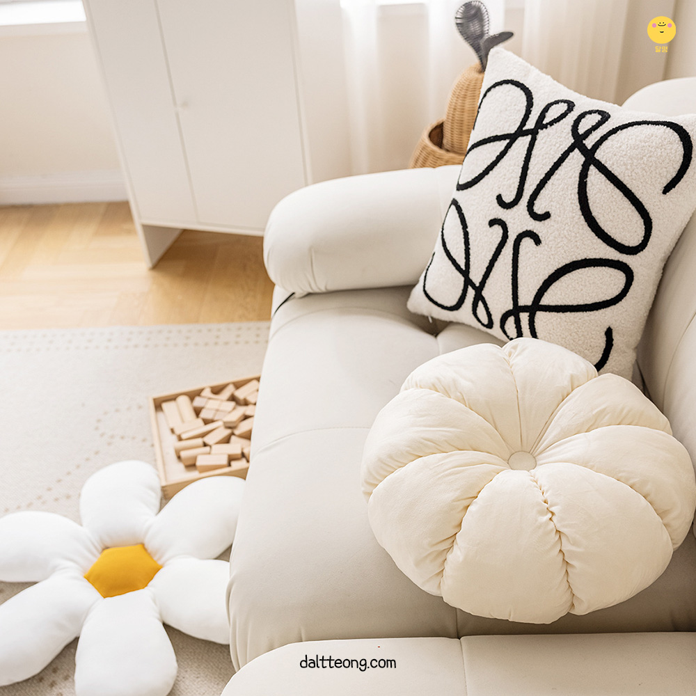 달떵 북유럽 벨벳 호박 거실 쇼파 쿠션 크림 모찌 꽃방석 포인트 둥근 원형 귀여운 침대