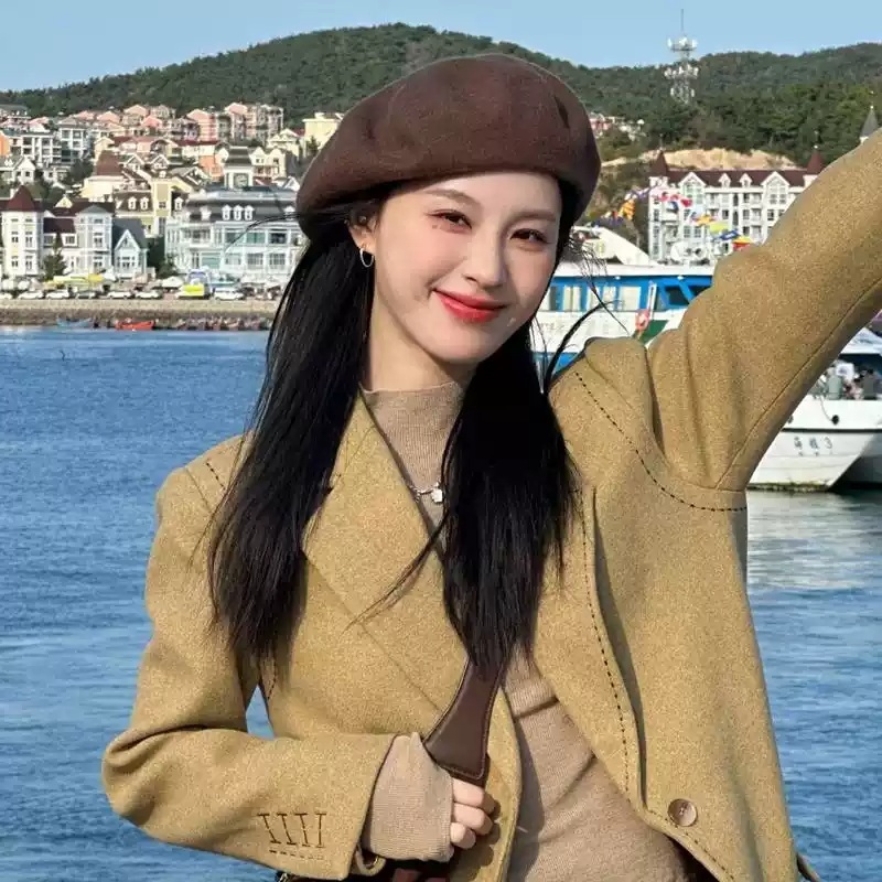 아일릿 원희 베레모 모자 공식유튜브 가을 복고풍 의상 옷 패션 - 메인 이미지