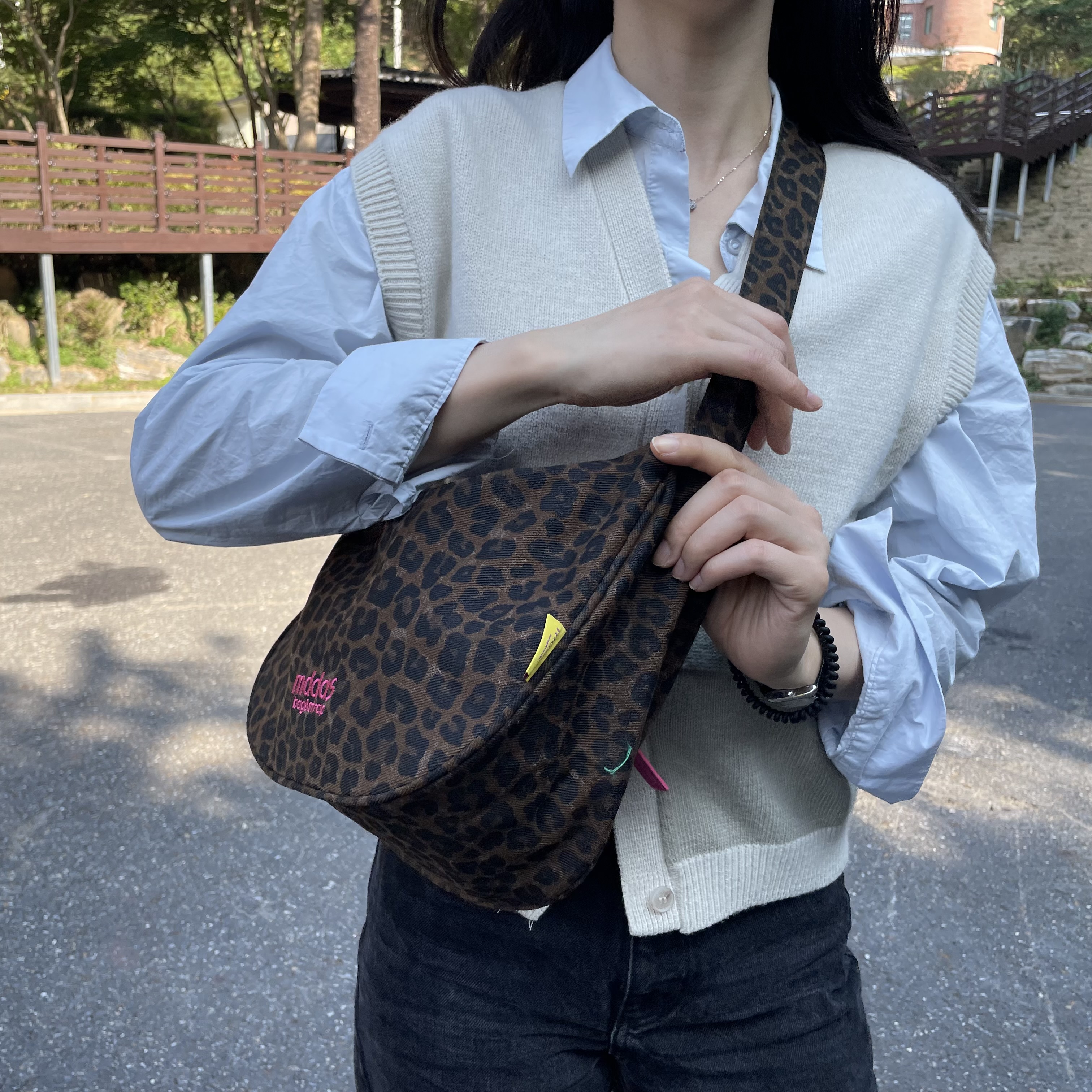 호피 여행용 반달 크로스백 가벼운 핸드폰 유럽여행가방 슬링백 보부상 크로스 캔버스 미니백