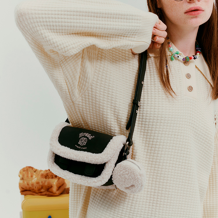 반워크 뽀글이 양털 숄더백 [블랙] - 상세 이미지 2