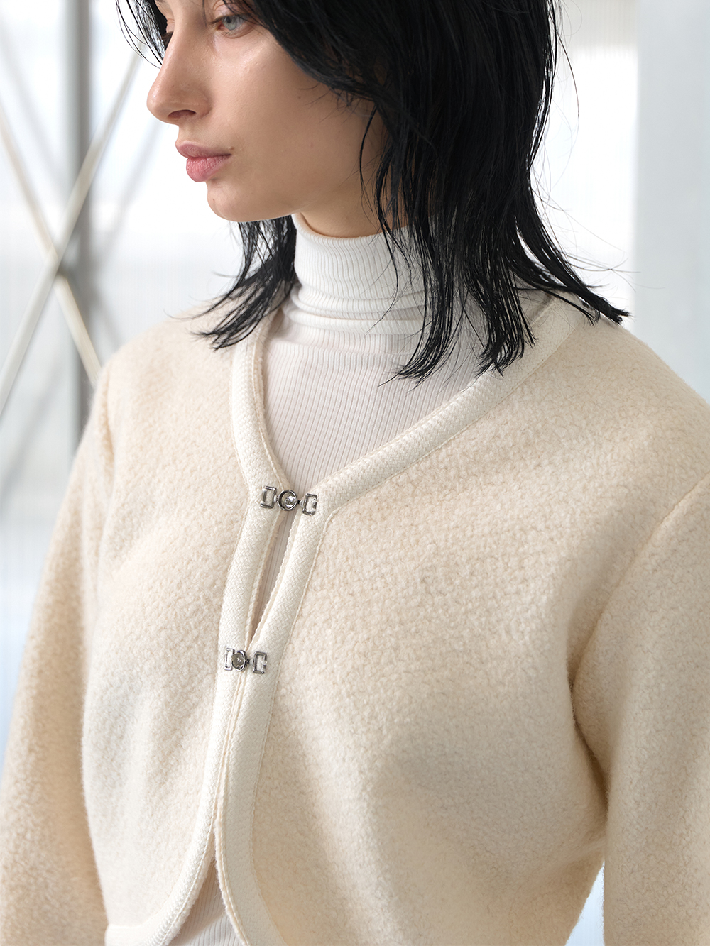 320쇼룸 울 블렌드 부클 후크 숏 가디건 아이보리 - 상세 이미지 2