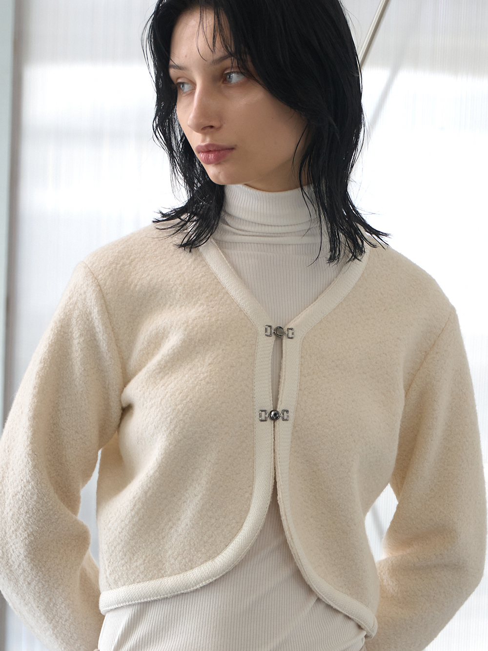 320쇼룸 울 블렌드 부클 후크 숏 가디건 아이보리 - 상품 이미지