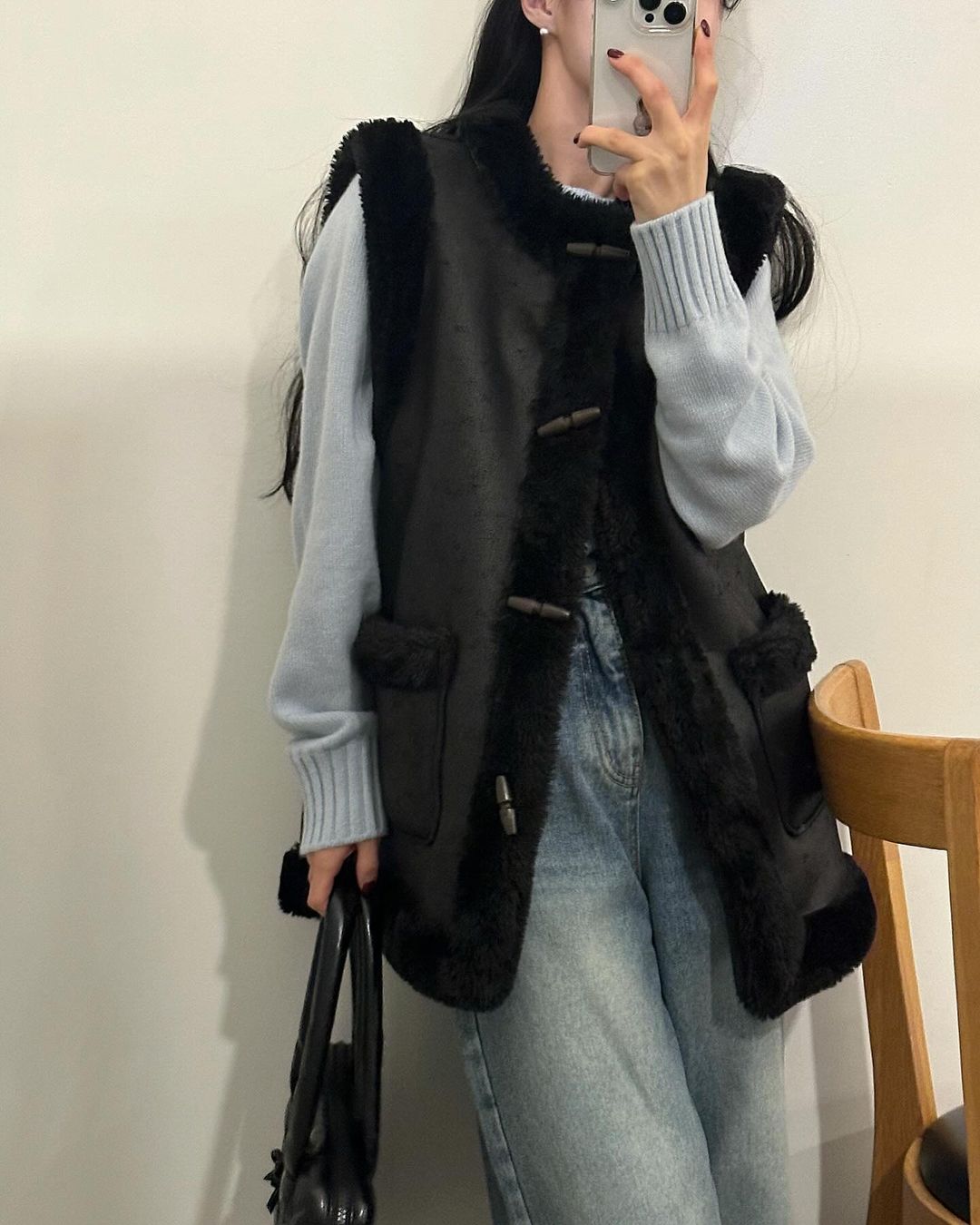 네엘 여성 겨울 노카라 라운드 스웨이드 뽀글이 양털 무스탕 포켓 베스트 조끼 - 상품 이미지