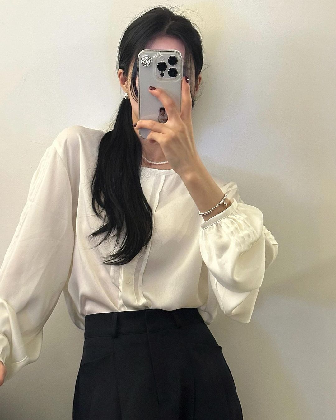 팬드 여성 라운드 오버핏 루즈핏 핀턱 벌룬 블라우스 - 메인 이미지
