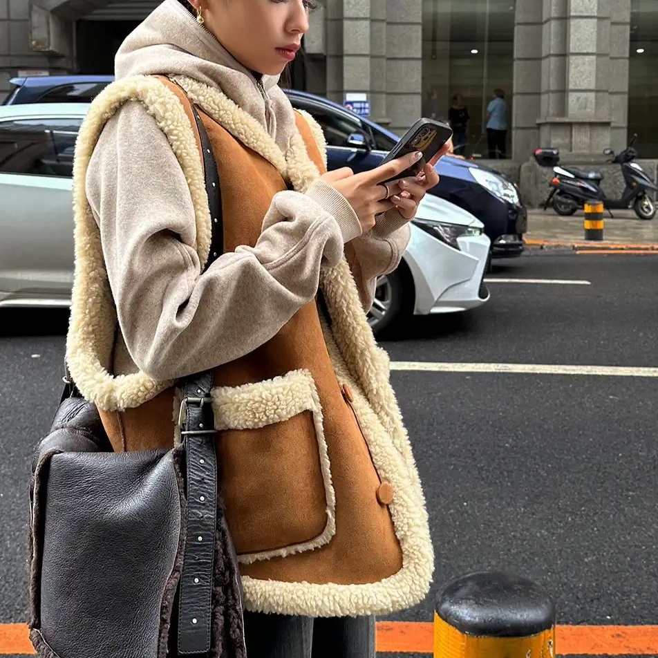 양면 스웨이드 조끼 양털 무스탕 리버시블 페이크퍼 여자연예인 드라마 패션 코디 2컬러 - 상세 이미지 2