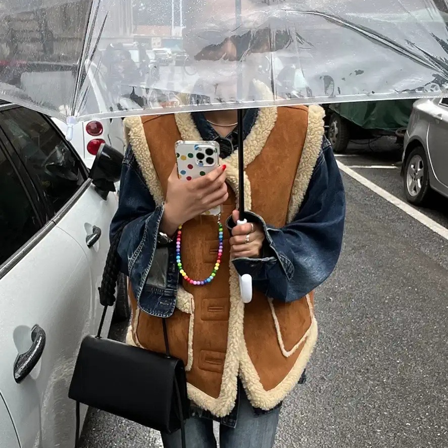 양면 스웨이드 조끼 양털 무스탕 리버시블 페이크퍼 여자연예인 드라마 패션 코디 2컬러 - 상세 이미지 3