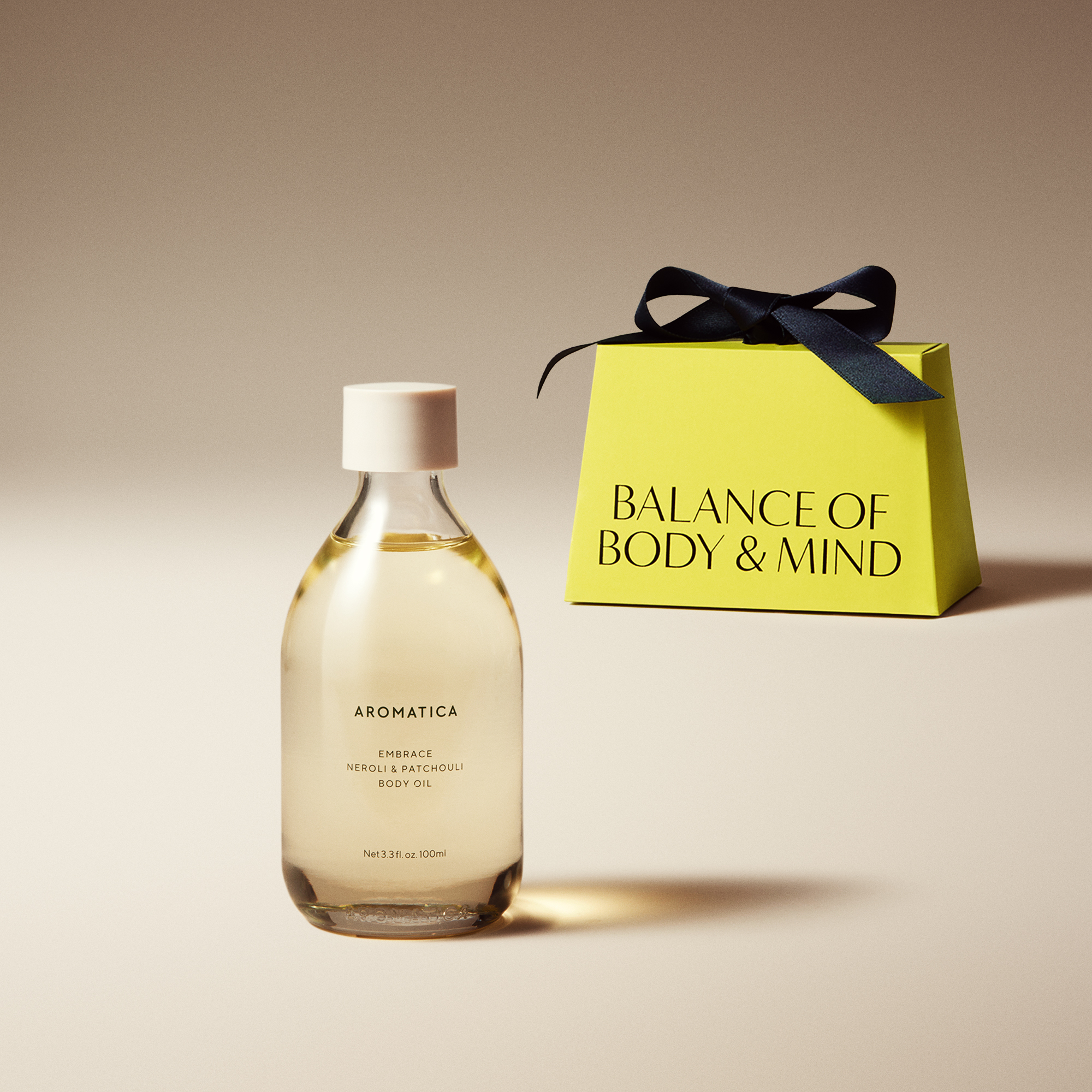[선물포장] 아로마티카 임브레이스 바디오일 100ML 스윗 우디100ML 바디케어 마사지 선물추천 - 상품 이미지