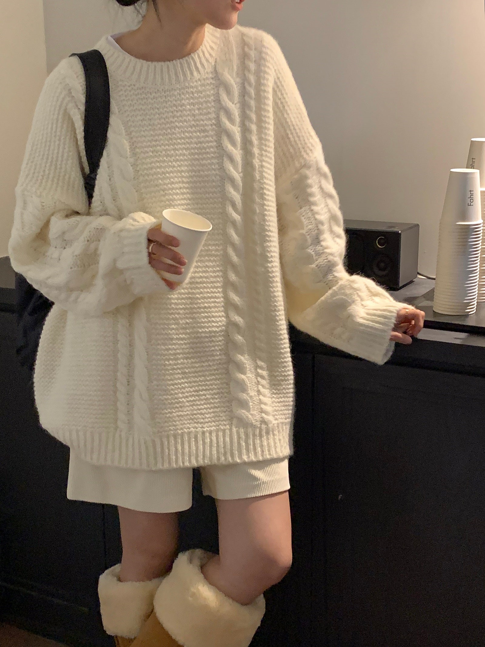 오버무드 여성 루즈핏 울 알파카 두꺼운 겨울 꽈배기 박시한 러블리 니트 3color - 상품 이미지
