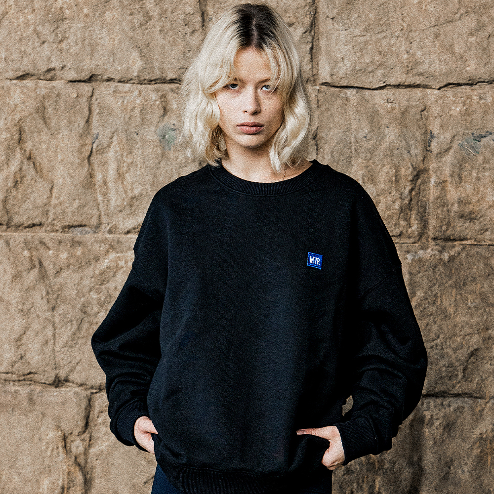 MAVRK(매버릭), MVR 패치 로고 슬릭 맨투맨 티셔츠 블랙 - 상품 이미지