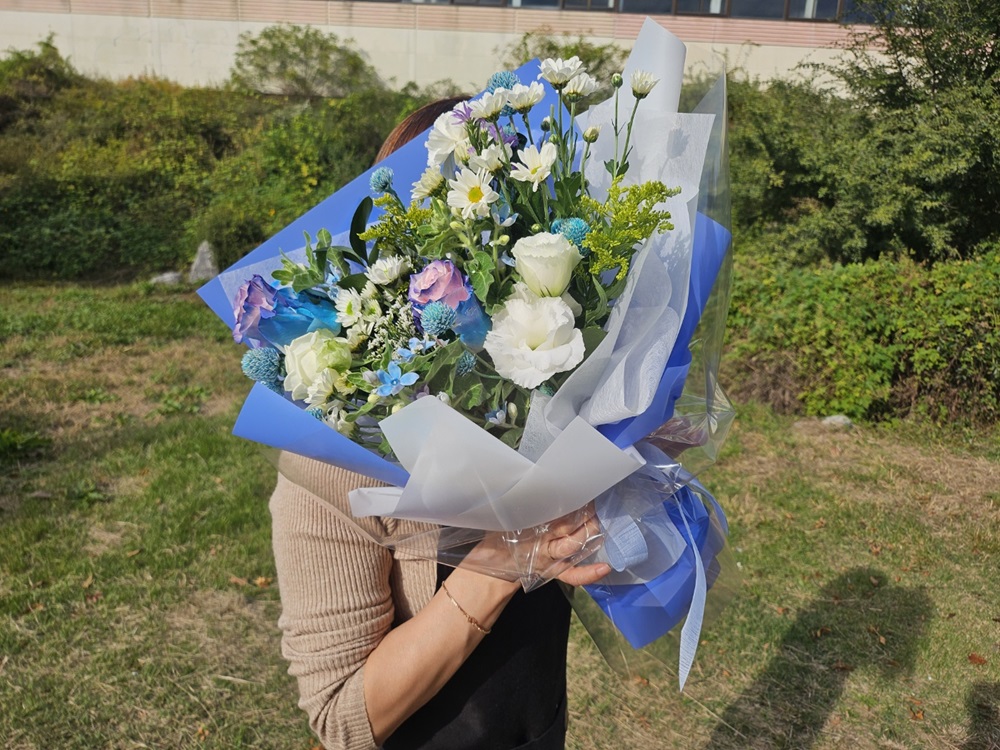 유스풀몰 흰파랑 한다발 생화 꽃배달 싼곳 정기구독 정기배송 - 메인 이미지