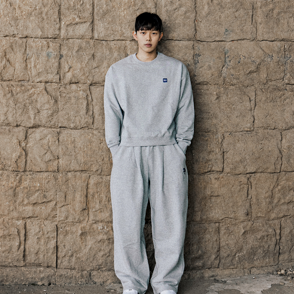 MAVRK(매버릭), MVR 패치 로고 슬릭 맨투맨 티셔츠 그레이 - 상품 이미지