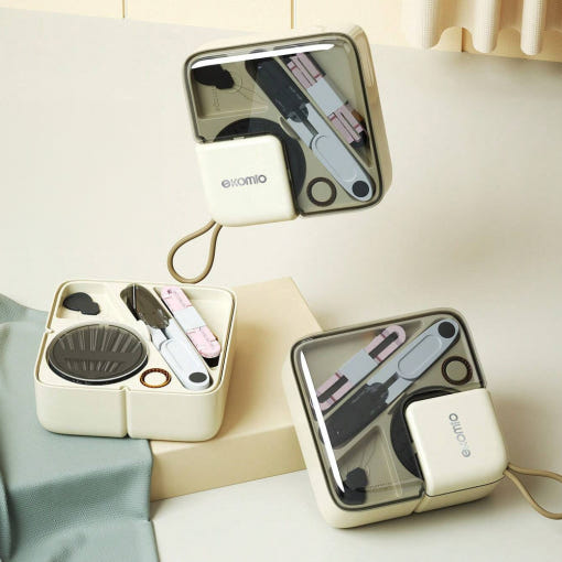 반짇고리 세트로 바느질하는 모습