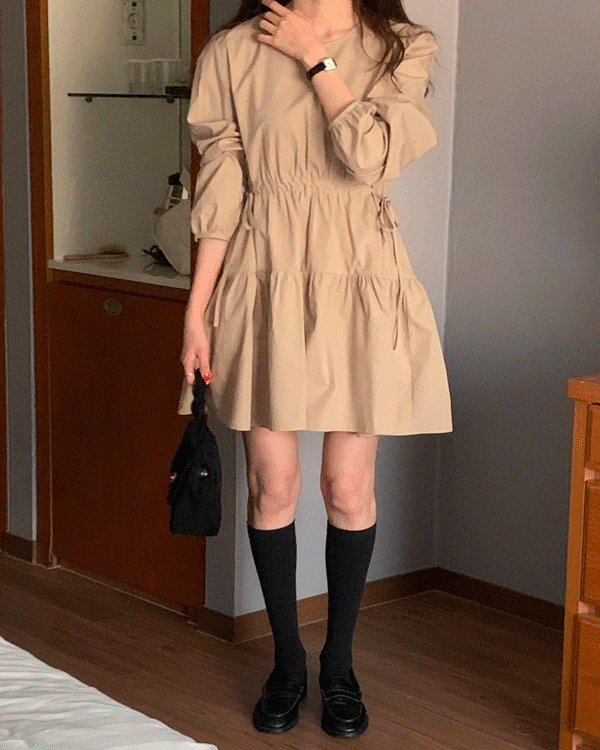 치즐링 라운드넥 코튼 허리 스트링 긴소매 셔링 캉캉 A라인 플레어 미니 원피스 - 메인 이미지