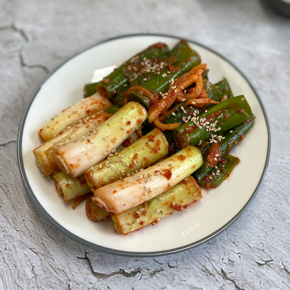 [통대파김치 1kg] 통통하게 숙성된 아삭한 맛 / 밥상이 달라지는 별미 김치 - 상품 이미지